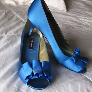 Nina open-toed blue shoes with ruffle detail
